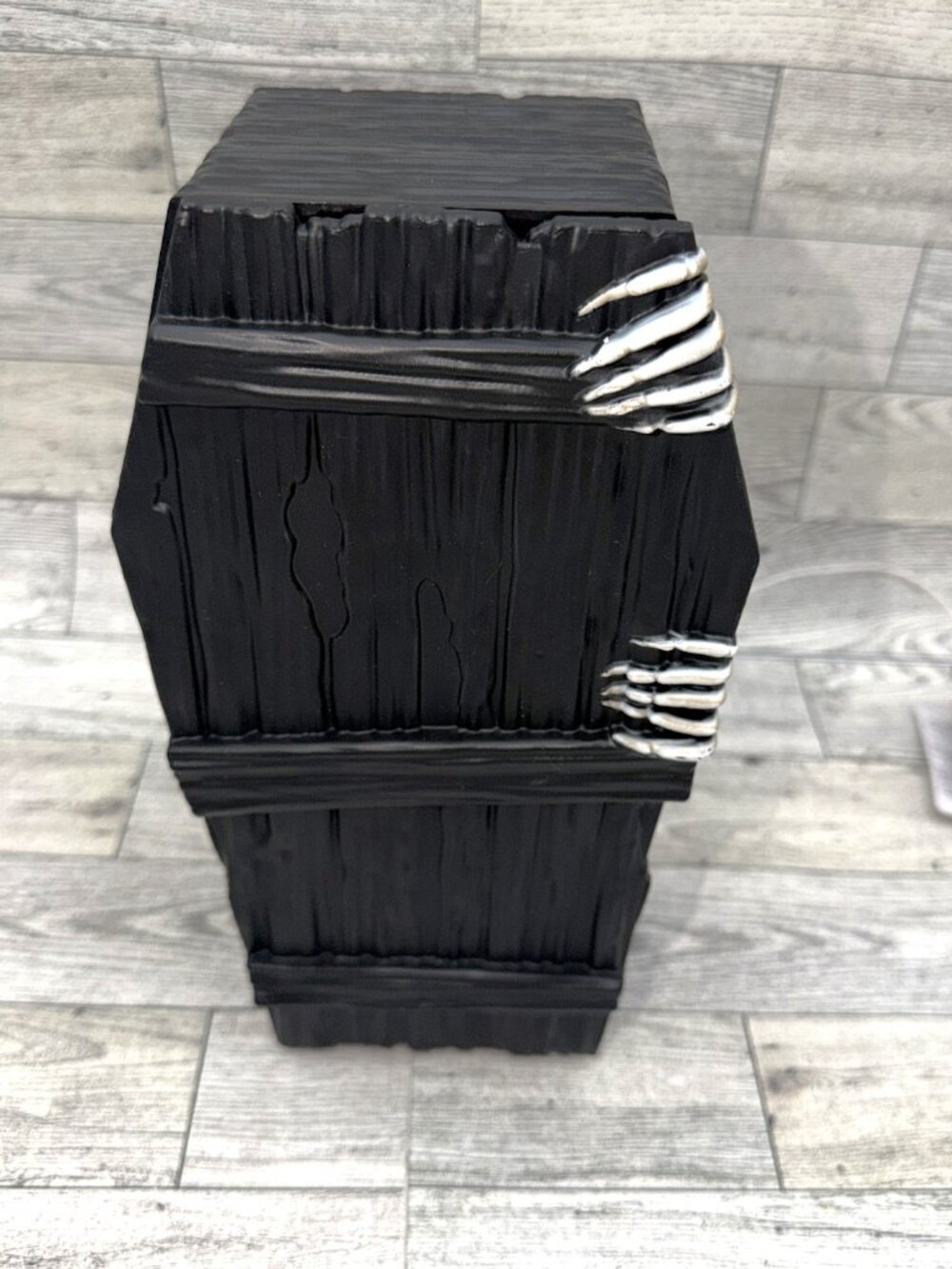 Brand New w/Tags 9" Spooky Village Skeleton in a Coffin Popout Décor-testd/works